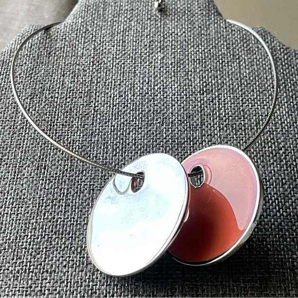 JOAN RIVERS | Vintage | Reversible Two-Disc Shaped Pendant Silver Wired Necklace - Picture 11 of 16